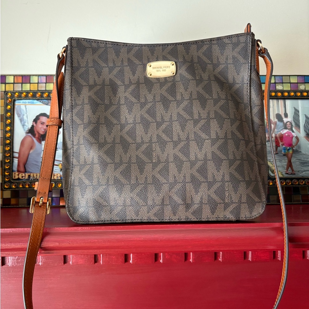 Michael Kors Jet Set logo Bag .